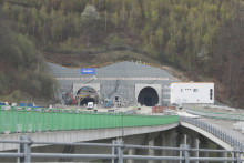 Firma CHS-GEO sa podieľala aj na výstavbe oporných múrov na tuneli Višňové. FOTO: HN/Peter Mayer