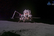 Kombinácia pristávacieho modulu a vysielača sondy Čchang-e 6 po pristátí na povrchu Mesiaca.