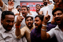 Priaznivci Indického národného kongresu (INC) reagujú na prvé výsledky všeobecných volieb v sídle strany v Naí Dillí. FOTO: Reuters