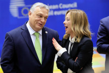 Maďarský premiér Viktor Orbán a talianska premiérka Giorgia Meloniová počas jedného z bruselských samitov. FOTO: TASR/AP