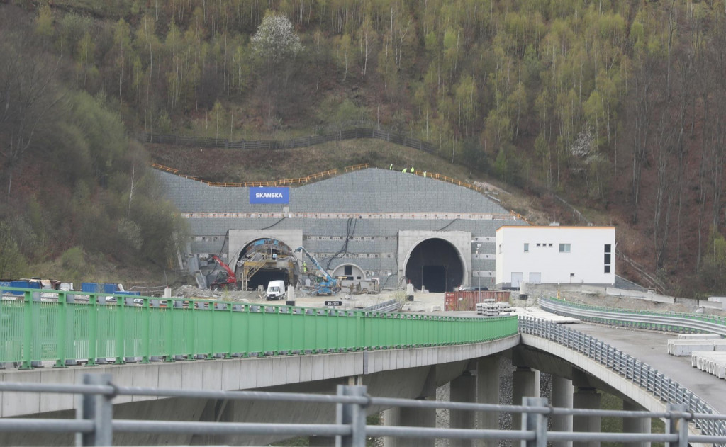 Firma CHS-GEO sa podieľala aj na výstavbe oporných múrov na tuneli Višňové. FOTO: HN/Peter Mayer