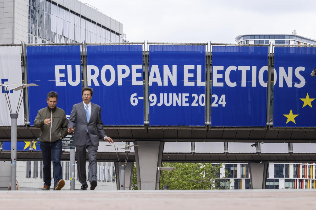Ľudia kráčajú Európskym parlamentom v Bruseli. Voľby do Európskeho parlamentu sa uskutočnia 6. - 9. júna 2024. FOTO: TASR/AP