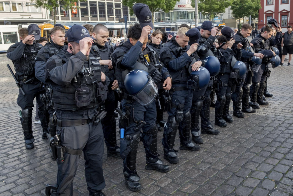 Nemeckí policajti vzdávajú úctu svojmu kolegovi, ktorý zomrel na následky zranení. FOTO: TASR/AP