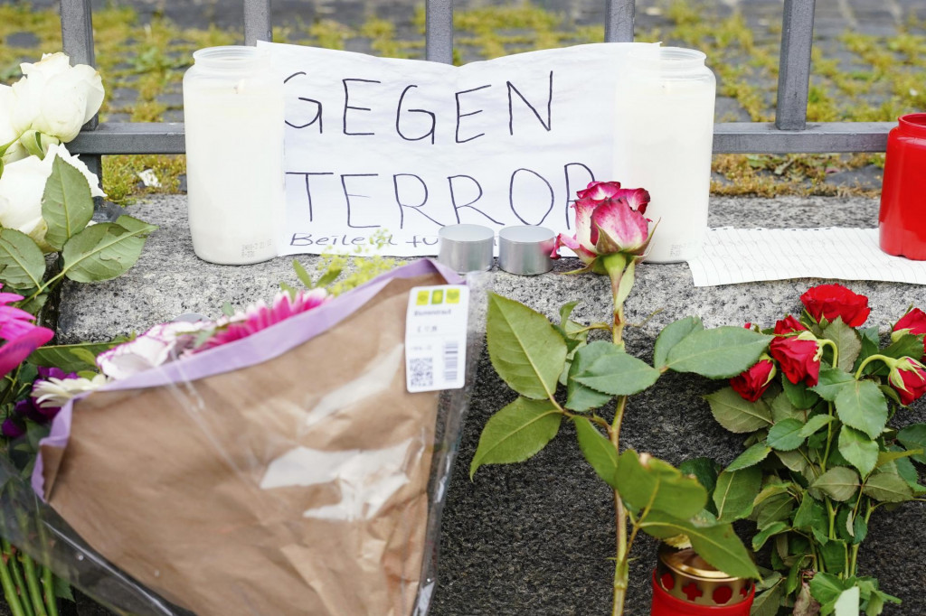 Kvety, sviečky a papier s nápisom Proti teroru sú položené na mieste, deň po tom, čo muž zaútočil nožom na zhromaždenie protiislamskej pravicovej občianskej skupiny Pax Europa v nemeckom meste Mannheim v sobotu 1. júna 2024. Pri piatkovom incidente sa zranilo šesť osôb vrátane policajta, ktorý na následky zranení v nedeľu zomrel. FOTO: TASR/AP