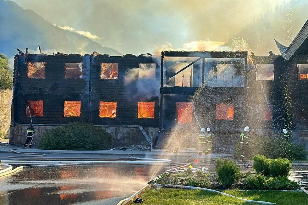 Hasiči zasahujú v Putinovej neoficiálnej rezidencii v pohorí Altaj. FOTO: Novaja Gazeta