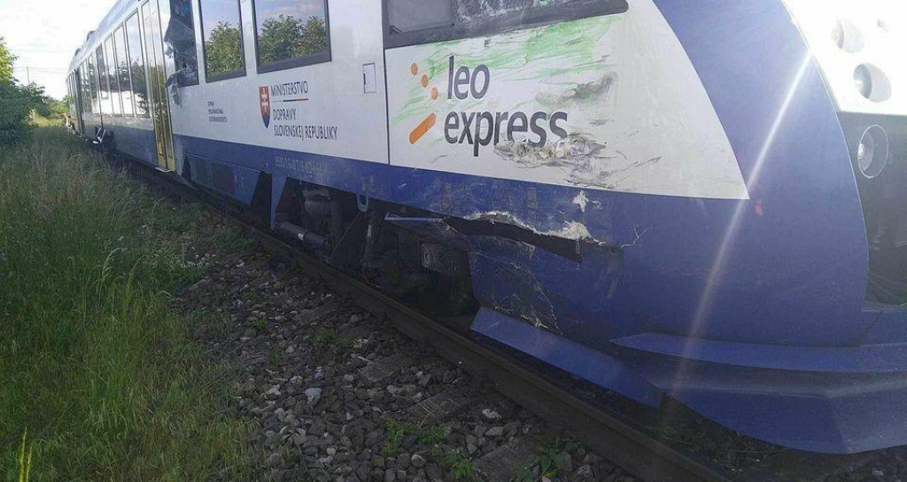 Po zrážke vlaku Leo Express s kamiónom nechodili vlaky načas ani deň po tejto udalosti. FOTO: FB/Obmedzenia prevádzky na tratiach ŽSR