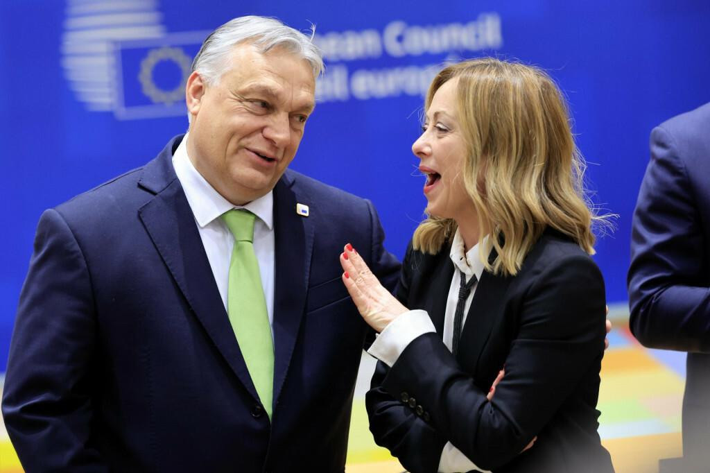 Maďarský premiér Viktor Orbán a talianska premiérka Giorgia Meloniová počas jedného z bruselských samitov. FOTO: TASR/AP