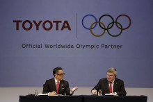 Šéf spoločnosti Toyota Akio Tojoda (vľavo) a prezident Medzinárodného olympijského výboru Thomas Bach počas tlačovej konferencie v Tokiu. FOTO TASR/AP