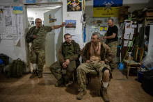 Zranení ukrajinskí vojaci čakajú na ošetrenie. FOTO: Reuters