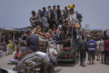 Palestínčania utekajú z Rafahu, na juhu pásma Gazy. FOTO: TASR/AP