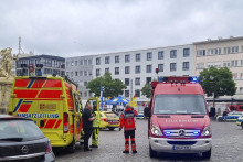 Policajti a hasiči po incidente na trhovisku v nemeckom Mannheime. FOTO: TASR/AP