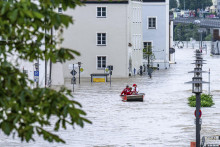 Záchranný čln sa plaví v rozvodnenom Dunaji v starom meste Passau v Nemecku. FOTO: TASR/AP