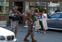 Vojaci libanonskej armády zaisťujú oblasť v blízkosti veľvyslanectva USA v Libanone. FOTO: Reuters