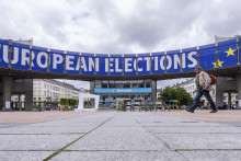 Ľudia kráčajú pred Európskym parlamentom v Bruseli. Voľby do europarlamentu sa na Slovensku uskutočnia 8. júna 2024. FOTO: TASR/AP
