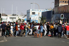 Demonštranti s palicami pochodujú ulicami po uväznení bývalého juhoafrického prezidenta Jacoba Zumu. FOTO: Reuters