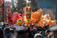 Vo februári Číňania privítali rok Dreveného draka a oslávili príchod jari. Ďalším dôležitým festivalom je pre nich sviatok Čistoty a jasu, ktorý tento rok pripadol na 4. apríl. FOTO: Reuters