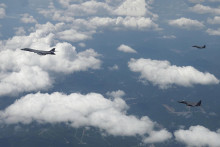 Vzdušné sily Spojených štátov v rámci cvičenia uskutočnili ponad Kórejský polostrov prelet strategického bombardéra B-1B. FOTO: TASR/AP