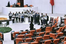 Viac ako tucet zákonodarcov z tureckej prokurdskej strany usporiadalo parlamente demonštráciu, aby odsúdili zatknutie a vylúčenie z funkcie novozvoleného starostu. FOTO: AP/TASR