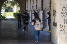 Študenti kráčajú okolo kancelárie rektora Stanfordskej univerzity v meste Palo Alto v americkom štáte Kalifornia. FOTO: TASR/AP