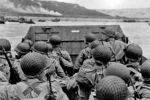 Skupina amerických vojakov krátko pred vylodením na pláži Omaha v Normandii 6. júna 1944.