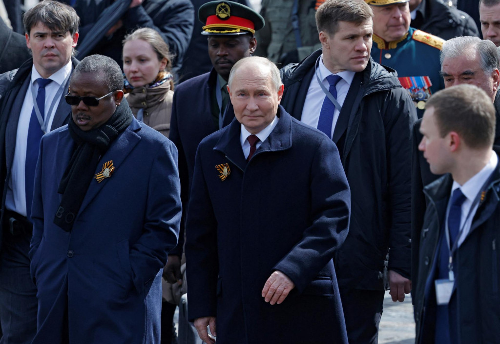 Experti poukazujú na Putinovu strnulú chôdzu, napnutú látku na oblečení či hranatosť ramien. Dôvodom je pravdepodobne nepriestrelná vesta pod kabátom. FOTO: Reuters