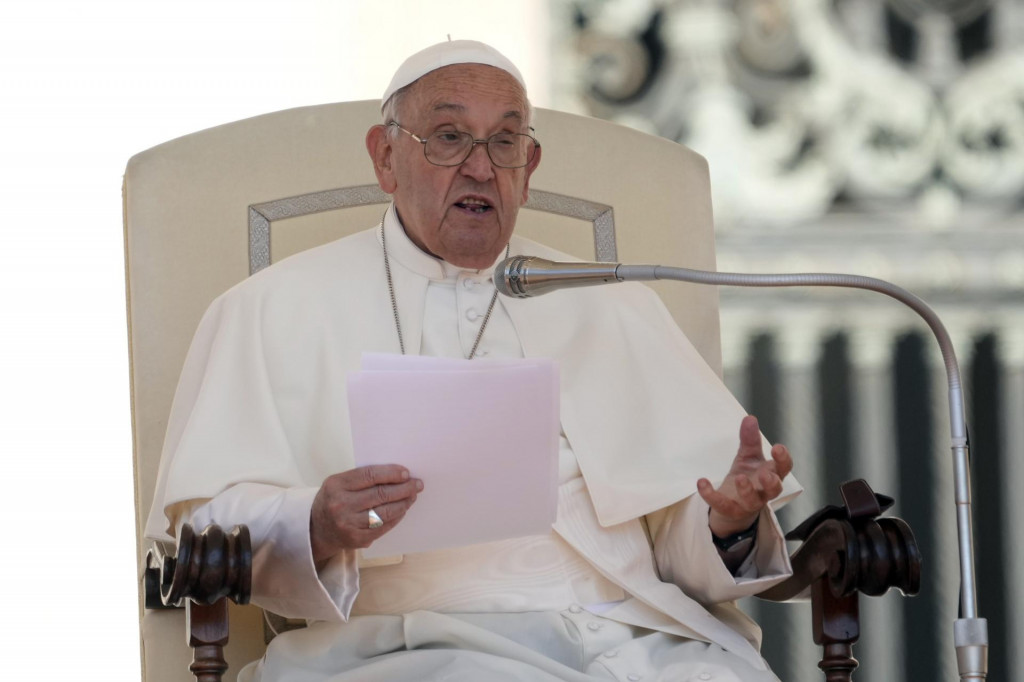 Pápež František prednáša posolstvo počas generálnej audiencie na Námestí sv. Petra vo Vatikáne. FOTO: TASR/AP