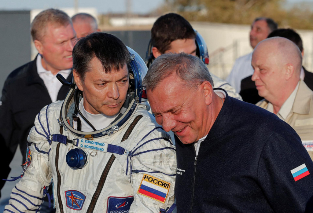Šéf ruskej vesmírnej agentúry Roskosmos Jurij Borisov sprevádza kozmonauta Olega Kononenka. FOTO: Reuters