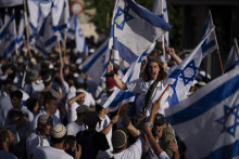 Izraelčania mávajú národnými vlajkami pri príležitosti Dňa Jeruzalema. FOTO: TASR/AP