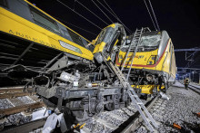 Na snímke rýchlik po zrážke s nákladným vlakom v Pardubiciach. FOTO: TASR/AP