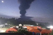 Sopka Ibu počas erupcie na ostrove Halmahera v Indonézii. FOTO: TASR/AP