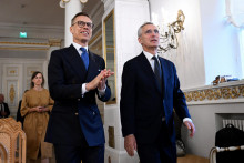 Dínsky prezident Alexander Stubb a generálny tajomník NATO Jens Stoltenberg. FOTO: Reuters