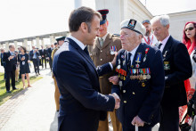 Francúzsky prezident Emmanuel Macron a 98-ročný britský veterán dňa D Alec Penston. FOTO: Reuters