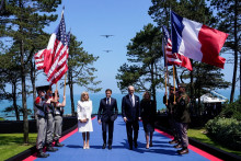 Americký prezident Joe Biden, prvá dáma Jill Biden, francúzsky prezident Emmanuel Macron a jeho manželka Brigitte Macronová sa zúčastňujú ceremónie pri príležitosti 80. výročia dňa D. FOTO: Reuters