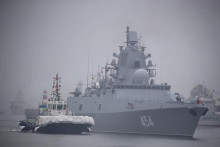 Ilustračná fotografia. Remorkér sprevádza ruskú fregatu Admirála Gorškova. FOTO: TASR/AP