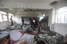 Palestínčania sa pozerajú na škody po izraelskom leteckom útoku na pásmo Gazy. FOTO: TASR/AP