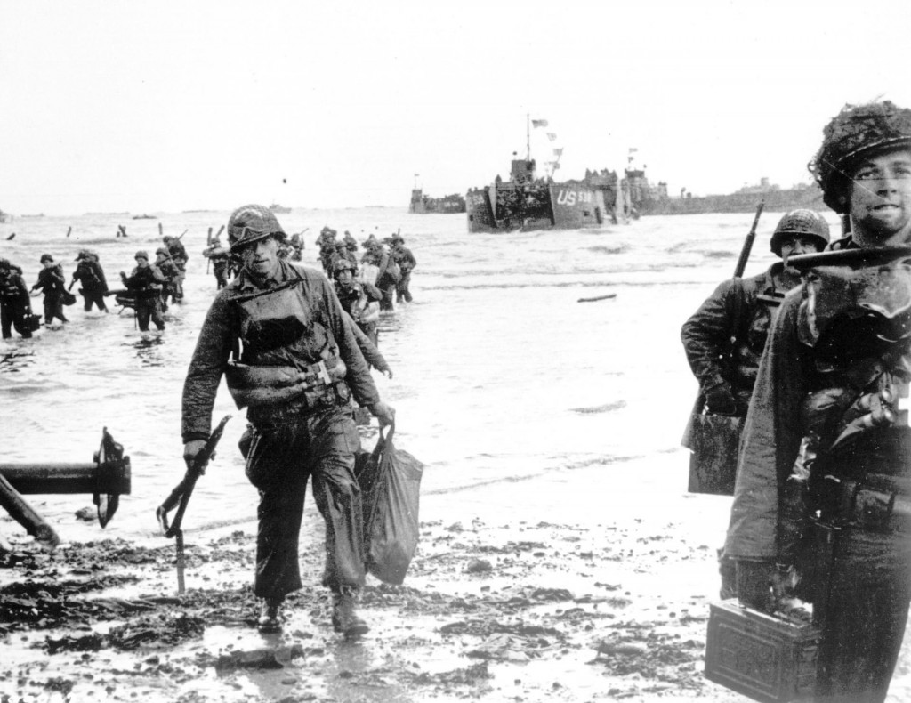 Na archívnej snímke z 6. júna 1944 americké jednotky s plnou výzbrojou sa presúvajú na pláž s kódovým označením Omaha počas spojeneckej invázie na pobreží Normandie. FOTO: TASR/AP