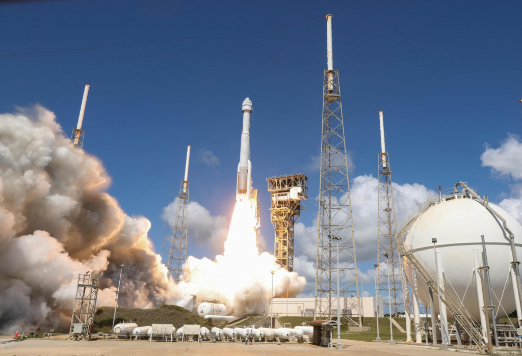 Raketa United Launch Alliance Atlas V nesúca dvoch astronautov na palube Boeingu Starliner-1 štartuje na misiu na Medzinárodnú vesmírnu stanicu. FOTO: Reuters