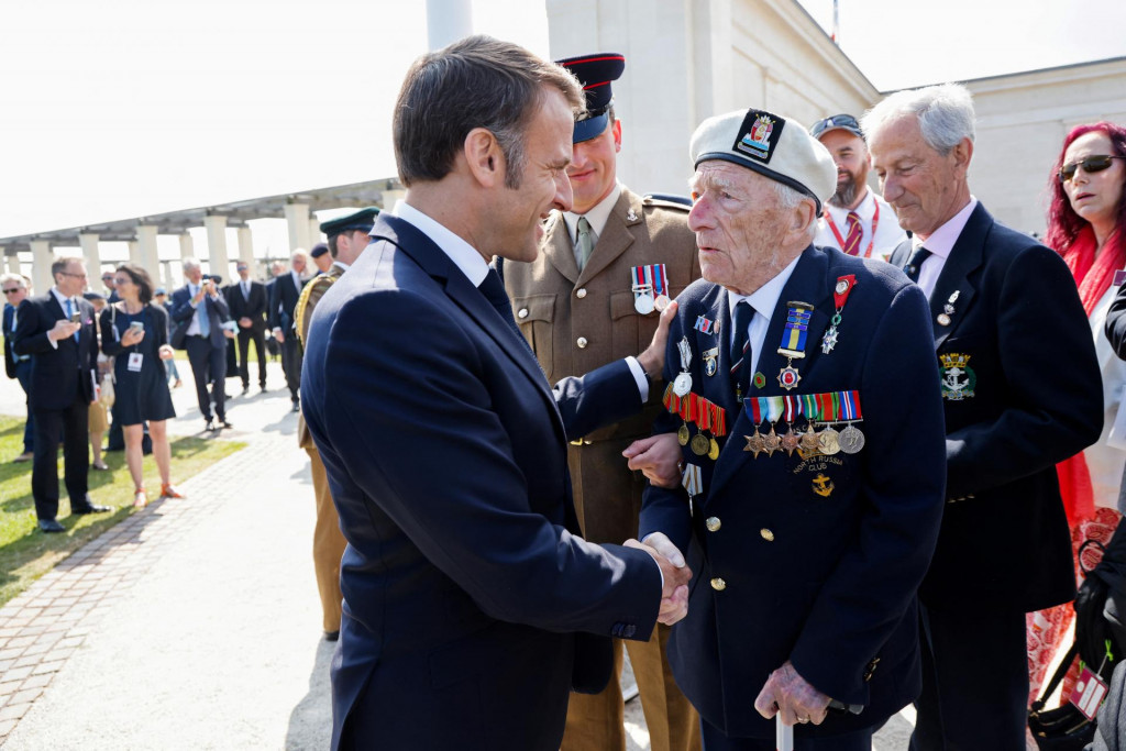 Francúzsky prezident Emmanuel Macron a 98-ročný britský veterán dňa D Alec Penston. FOTO: Reuters