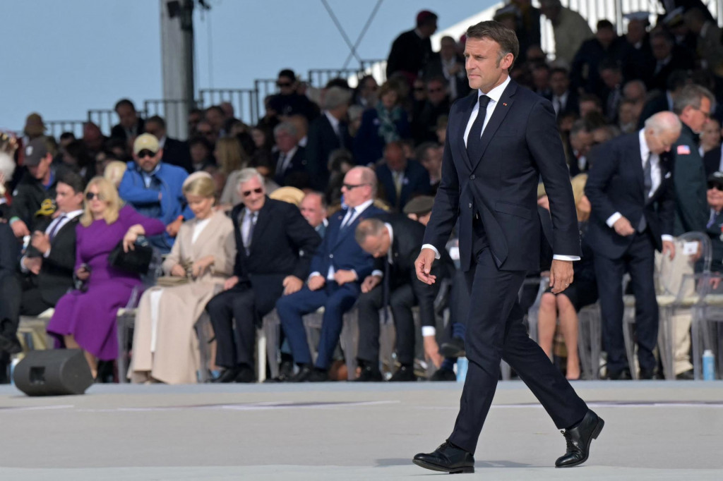 Francúzsky prezident Emmanuel Macron kráča na pódium, aby predniesol prejav počas Medzinárodnej spomienkovej slávnosti na pláži Omaha pri príležitosti 80. výročia vylodenia spojencov v Saint-Laurent-sur-Mer v rámci „Dňa D“ druhej svetovej vojny. FOTO: Reuters
