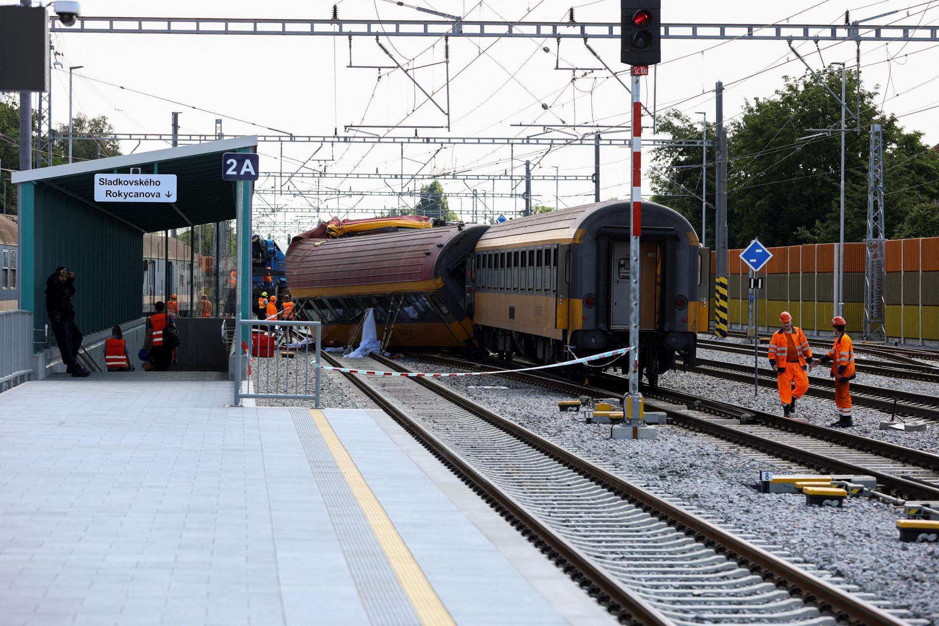 Vlaky po nočnej výluke v Česku opäť jazdia cez Pardubice, ale iba po jednej koľaji
