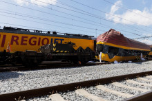 Miesto zrážky osobného vlaku s nákladným vlakom v Pardubiciach. FOTO: Reuters