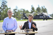 Generálny tajomník NATO Jens Stoltenberg (vľavo) a švédsky premiér Ulf Kristersson. FOTO: TASR/AP