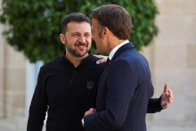 Francúzsky prezident Emmanuel Macron s ukrajinským prezidentom Volodymyrom Zelenským. FOTO: Reuters