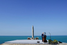 Americký prezident Joe Biden má prejav pri pamätníku Pointe du Hoc Ranger z druhej svetovej vojny na počesť 80. výročia vylodenia v Normandii. FOTO: Reuters