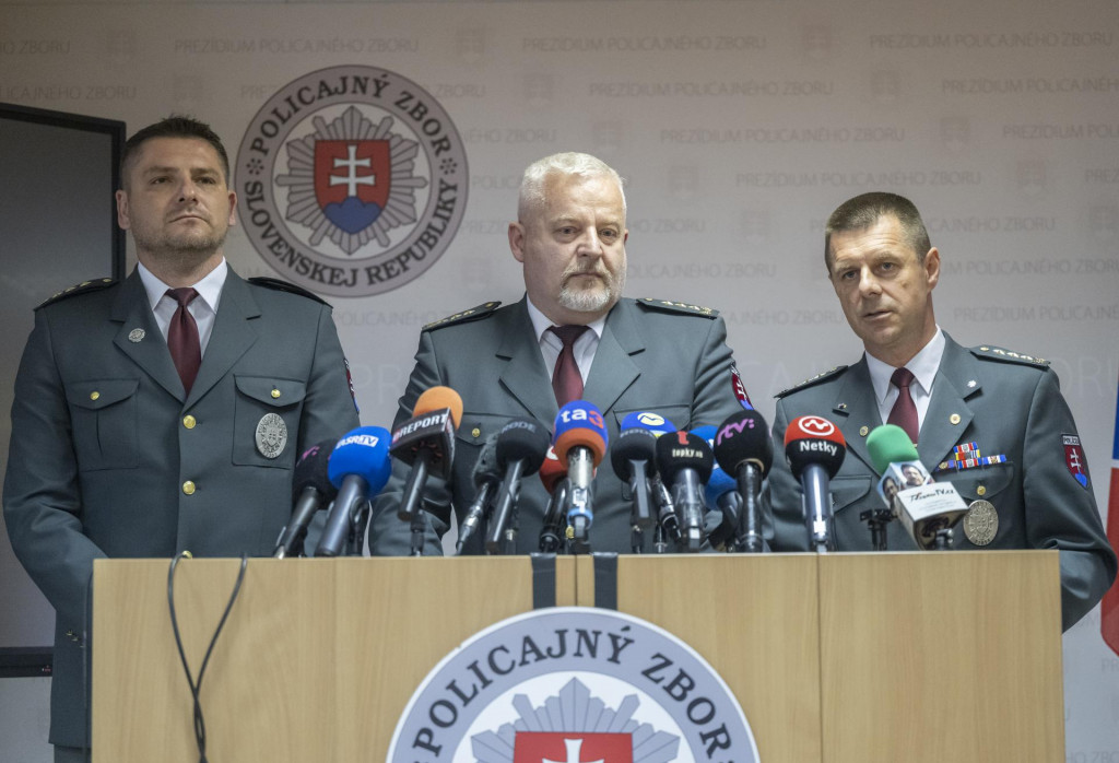 Uprostred prezident policajn&eacute;ho zboru Ľubom&iacute;r Sol&aacute;k, vľavo viceprezident policajn&eacute;ho zboru pre službu krimin&aacute;lnej pol&iacute;cie a migr&aacute;ciu Ivan Hap&scaron;t&aacute;k a vpravo viceprezident poicajn&eacute;ho zboru pre vn&uacute;torn&yacute; poriadok a bezpečnosť Rastislav Polakovič. FOTO: TASR/Martin Baumann