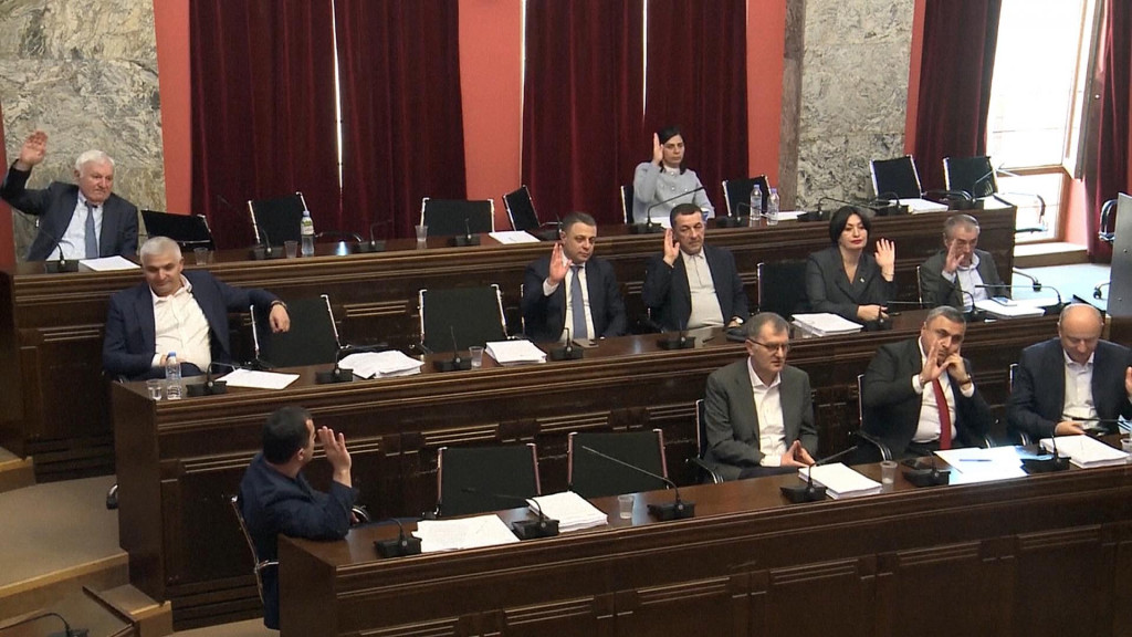 Na videosnímke gruzínskej parlamentnej televízie z 27. mája 2024 poslanci sa účastnia na zasadnutí výboru parlamentu v Tbilisi. FOTO: TASR/AP