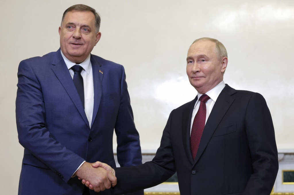 Ruský prezident Vladimir Putin a politický líder bosnianskych Srbov Milorad Dodik pred rokovaním v rámci Medzinárodného ekonomického fóra v Petrohrade. FOTO: TASR/AP