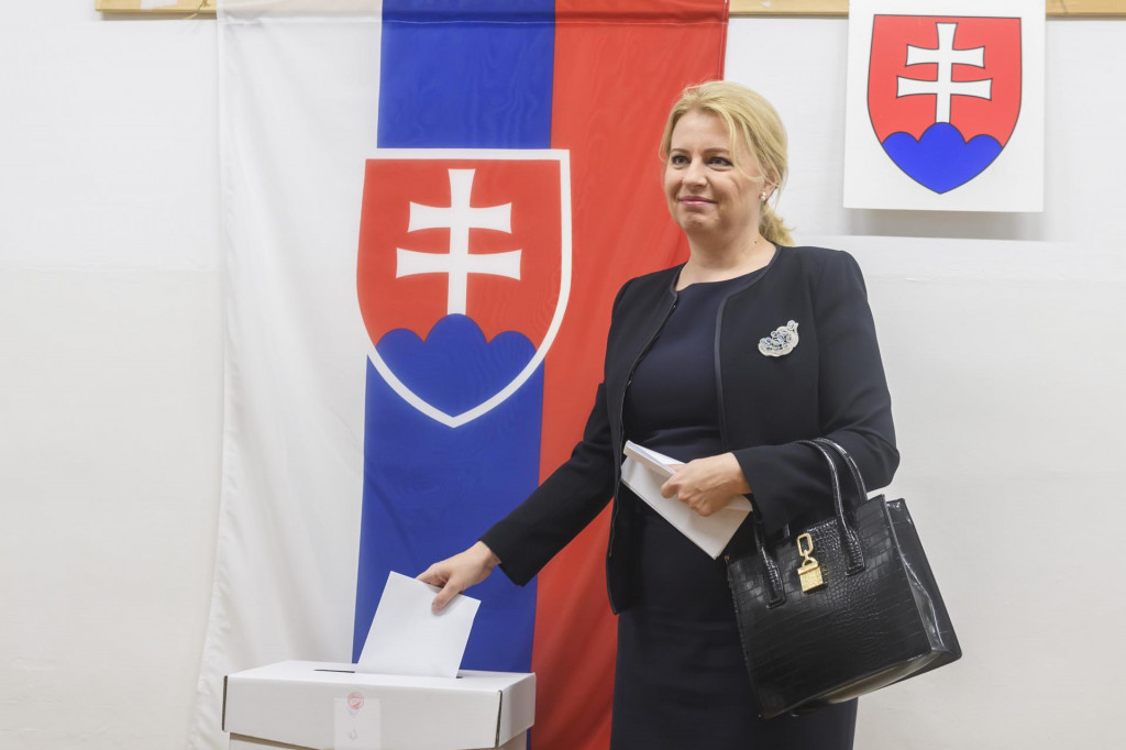 Zuzana Čaputová vhadzuje obálku s hlasovacím lístkom do volebnej schránky vo voľbách do Európskeho parlamentu v Pezinku. FOTO: TASR/Jaroslav Novák
