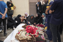 Palestínčania žialia nad telami príbuzných zabitých po izraelskom leteckom útoku na Pásmo Gazy. FOTO: TASR/AP