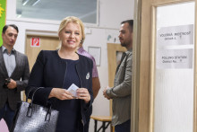 Prezidentka Zuzana Čaputová vchádza do volebnej miestnosti vo voľbách do Európskeho parlamentu v Pezinku. FOTO: TASR/Jaroslav Novák